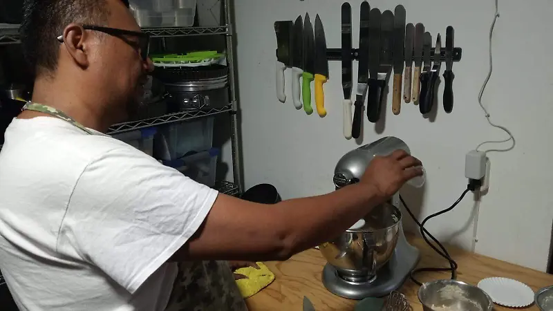 El chef coloca los ingredientes requeridos para la masa combinándola con el polish